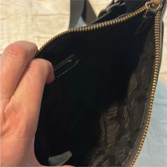 ROOTS black pebbled leather & canvas crossbody bag purse multiple pockets lined - Picture 9 of 15